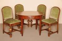 Runder Tisch, norddeutsch/wohl Hamburg, um 1820, Biedermeier, Korpus Eiche und Mahagoni massiv, z.T. furniert, auf konischen FÜßen, breite ...