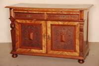 Anrichte bzw. Buffetunterteil, um 1880, GrÜnderzeit, Korpus Weichholz, Nussbaum furniert, auf KugelfÜßen, Fußleiste 3-fach getreppt, Lisenen ...