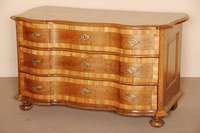 Barockkommode, deutsch, um 1780, Korpus Weichholz, Nussbaum furniert, z.T. Eiche, auf KugelfÜßen, doppelt geschweifte Front, 3-schÜbig, mit ...
