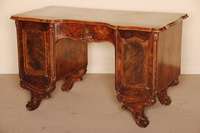 Schreibtisch, deutsch, um 1850/60, Barockstil, Korpus Weichholz, Nussbaum furniert, z.T. mit dickem SÄgefurnier, sehr schÖne Maserung, ...