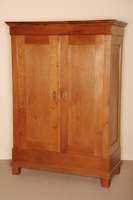 Schrank, deutsch, um 1910, Eiche massiv, schlichte Form, eckige FÜße wohl spÄter, obere Kopfleise erneuert, Schloss original, Beschlag ...