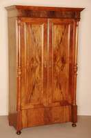 Schrank, Holland, um 1870, Willhelm III, Korpus Weichholz, Nußbaum furniert, auf KugelfÜßen, Lisenen mit vorgesetzten gedrechselten ...