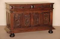 Anrichte, norddeutsch, um 1880, Eiche massiv, auf balusterfÖrmigen KugelfÜßen, schwere Fußleiste, Lisenen gerillt, kassettierte FÜllungen, ...