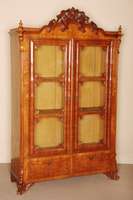 SpÄtbiedermeiervitrine, um 1860, Esche furniert, z.T. massiv, SÄgefurnier, innen allseitig verspiegelt, Fuß mit 2 Schubladen, diese mit ...