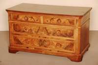 Kommode, deutsch, um 1880, Korpus Weichholz/Hartholz, aufgelegt mit ausgsuchtem Wurzelholzfurnier, 2 große und 2 kleine Schubladen, mit ...