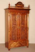 Schrank, deutsch, um 1880, GrÜnderzeit, Korpus Weichholz, Nussbaum furniert, auf KugelfÜßen, 2-tÜrig flankiert von kannelierten VollsÄulen, ...