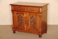 Halbschrank, deutsch, um 1900, Jugendstil, Eiche massiv, z.T. furniert, auf KugelfÜßen, Lisenen kanneliert, FÜllungen geschnitzt, BlÜtendekor, ...