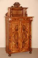 Aufsatzvertiko, deutsch, um 1880, Korpus Weichholz, Nußbaum furniert, Lisenen mit gedrechselten vorgesetzten SÄulen, FÜllungen mit ausgesuchtem ...