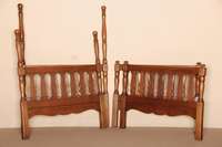 2 Betten, deutsch, um 1920, Eiche massiv, WellenfÖrmig verstrebt, 1 Bett mit gedrechselten AuslÄufern, Matratzenauflage vorhanden, ...
