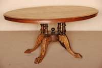 Couchtisch, England, um 1850/60, frÜhviktorianisch, Nußbaum massiv, z.T. furniert, Vierfuß mit gedrechselten SÄulen, 4 -fach gestÜtzte Platte ...