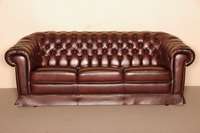 3-sitzer Sofa, nach englischem Vorbild von 1910, sogenanntes ClubmÖbel, Umrandung geheftet und genoppt, Lederbezug in dunkel- bzw. weinrot, ...