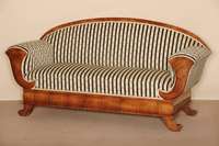 SpÄtbiedermeiersofa, sÜddeutsch/Raum Frankfurt/Mainz, um 1830/35, Korpus Weichholz, Wurzelnußfurnier z.T. gespiegelt verlegt, Seiten mit ...