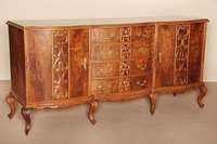 Anrichte, deutsch, um 1927/28, Korpus Hartholz/Weichholz, kaukasisch Nußbaum vielfach gespiegelt verlegt, Barockstil, Front 5-fach geschweift, ...