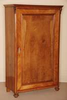 Schrank, gefertigt um 1870/80, Nußholz furniert, eintÜrig, Alters- und Gebrauchsspuren, FurnierstÜcke eingesetzt, leicht beschÄdigt, ca. ...