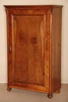 Schrank, gefertigt um 1870/80, Nußholz furniert, im Inneren Kleiderrechen und -stange , eintÜrig, Alters- und Gebrauchsspuren, leicht ...