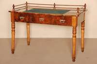 Damenschreibtisch mit Galerie, um 1860, Nußbaum, Front mit drei Schubladen, Schreibplatte mit grÜner Hirschledereinlage, Schellackpolitur, ...