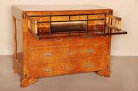 Biedermeier-Schreibkommode, RÜster -Wurzelfurnier, 3-schÜbig, obere Schublade zum Herausziehen und Aufklappen, Schreibplatte ebonisiert und ...