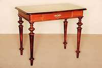 Schachtisch, um 1890, Nußbaum, Platte mit intarsiertem Schachbrett, Korpus mit Schublade , ohne SchlÜssel, altersbedingte Gebrauchsspuren, ca. ...