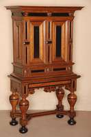Stollenschrank, Niederlande, nach dem Vorbild von 1890/1900, nach dem Vorbild 1700, Eiche massiv, reich profiliert, Drechselarbeiten, Unterteil ...