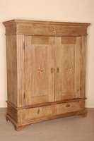 Dielenschrank, Gegend Trier/SaarbrÜcken, um 1810/20, Eiche massiv, integrierte Schublade , Kopf 9-fach getreppt, Fuß passig, original BeschlÄge, ...
