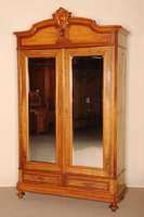 Kleiderschrank, sÜddeutsch/Elsaß, um 1880/90 , Korpus Weichholz, Nußbaum- bzw. Wurzelnußfurnier, z.T. gespiegelt verlegt, aufgesetzte ...