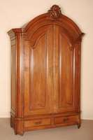 Barockschrank, mitteldeutsch/wohl MÜnsterland, um 1770/80, Eiche massiv, abgerundete Ecken, integrierte Schubladen, Kopf doppelt geschweift, in ...