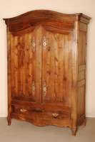 Steckschrank, Elsaß/Lothringen, um 1780/1820 , komplett auf Rahmen gearbeitet, Kastanie massiv, Lisenen gerillt, Zarge geschweift, Kopf getreppt ...
