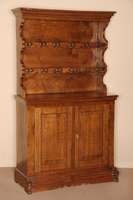 Schrank mit Tellerboard, rheinisch/Raum KÖln , Eiche massiv, Front auf Rahmen gearbeitet, Unterteil um 1800/20, Fußteile leicht hervorkrakend, ...