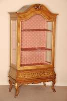 Vitrine, deutsch/wohl Dresden, um 1870, Korpus Weichholz, dickes Wurzelnuß-SÄgefurnier , z.T. gespiegelt verlegt, unterer Teil integriert, ...
