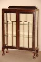 Vitrine, England, um 1900/20, im viktorianischen Stil, Korpus Weichholz, Mahagonifurnier, dunkel gebeizt, Front versprosst, geschweifte ...