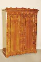 Biedermeierschrank, Österreich, um 1830/35, Korpus Weichholz, Wurzelnußfurnier z.T. quer verlegt, Brezelfüllungen doppelt gespiegelt verlegt, ...
