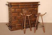 Hausbar, Spanien, 60er/70er Jahre, Kastanie massiv, auf Rahmen gearbeitet, in reicher Kassettenarbeit angeordnet, mittig Trinkszene, Hand- und ...