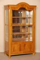 Vitrine, mitteldeutsch, um 1835/40, Korpus Kiefer massiv, RÜsterfurnier gespiegelt verlegt, von guter QualitÄt, Kanten doppelt bzw. 3-fach ...
