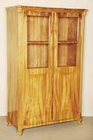 Vitrinenschrank, süddeutsch, um 1860, Korpus Weichholz, Wurzelnußfurnier gespiegelt verlegt, Front auf Rahmen gearbeitet, abgeplattete Ecken, ...