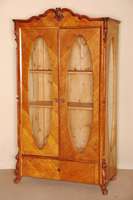 Vitrine, mitteldeutsch, um 1860, Korpus Weichholz, z.T. auf Rahmen gearbeitet, RÜsterfurnier gespiegelt verlegt, abgekantete Ecken mit ...