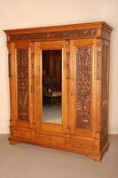 Dekoratives GrÜnderzeitschlafzimmer, um 1890 , Eiche massiv, bestehend aus Waschkommode, 3-tÜriger Schrank, 2 StÜhle, 2 NachtschrÄnkchen und 2 ...