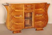 ArtDeco-Anrichte, um 1920, Korpus Weichholz, Tischlerplatte, Nußbaum furniert, z.T. Wurzelnuß, ausgesuchtes Furnier, Front und Seiten stark ...