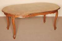 Großer Barockstiltisch, wohl Dresden, um 1890 , Nußbaum, Beine und Zarge gebogen und profiliert, Platte eingelegt mit Bandelwerk und ...