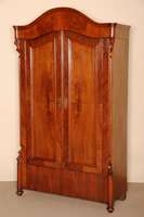Louis-Philippe-Schrank, deutsch, um 1860/70, auf gedrechselten FÜßen, abgeschrÄgte Ecken, Leisten in Voluten auslaufend, TÜrfÜllungen gerahmt ...