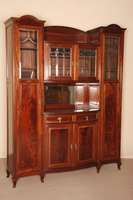 Buffet- oder Speisezimmerschrank, deutsch, um 1900, Jugendstileinfluß, Mahagoni massiv, z.T. furniert, auf kleinen stark gebogenen Beinen, links ...