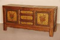 Anrichte, Asien, um 1920/30, im ArtDeco-Stil , RÜster massiv, 2-tÜrige Front mittig 3 SchubkÄsten, mit Blumenstrauß bemalt, durchgehende eckige ...