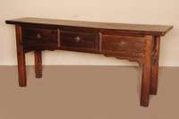 Großer Wandtisch, China, um 1910/15, ehemaliger Altartisch/Hausaltar, Korpus Weichholz, rÖtlich braun gefÄrbt und gewachst, schlichte Zarge, ...