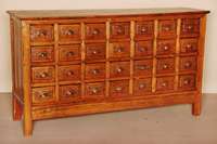 Apotheker- bzw. Medizinschrank, um 1910/20, Korpus Weichholz, kirschbaumfarben, auf StollenfÜßen, breite Zarge, 28 Schublade, mit kassettierter ...