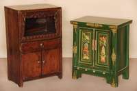 Halbschrank, China, um 1920, Korpus alt, neu gefaßt in GrÜntÖnen, 2-tÜrig mit kassettierten FÜllungen, Lackarbeiten, Darstellung von Vase mit ...