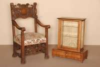 Kleine Sammlervitrine, deutsch, um 1830, Biedermeier, Birke massiv, z.T. furniert, auf kurzen Beinen, 1 Schublade, Oberteil 3-seitig verglast, 2 ...
