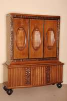 ArtDeco-BÜcherschrank, um 1925, Nußbaum massiv, z.T. furniert, teilweise ebonisiert, leicht bombiertes 2-tÜriges Unterteil, auf KugelfÜßen ...