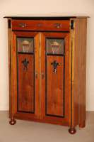 Jugendstil-Vertiko, deutsch, um 1910, Nußbaum furniert, teilweise ebonisiert, 2 -tÜriger gerader Korpus mit Schublade, verschiedenfarbige ...