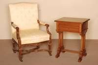 Jugendstil-NÄhtischchen, deutsch, um 1910, Nußbaum, z.T. massiv, auf eckigen Beinen, zweifach ausladend, durch Steg verbunden, 2 Schubladen, ...