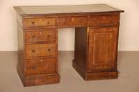 Schreibtisch, England, um 1900/10, Edwardien, Eiche massiv, z.T. furniert, Korpus Weichholz, links 3 Schubladen, rechts eine TÜr, Arbeitsplatte ...