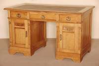 Schreibtisch, deutsch, um 1900, Korpus Weichholz, Eiche furniert, Lisenen gerillt, TÜrfÜllungen mit Flachschnitzereien, unter der Arbeitsplatte ...